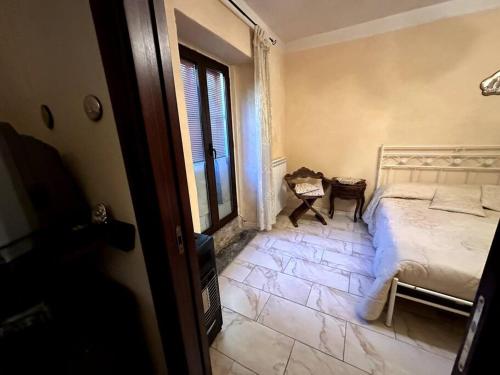um quarto com uma cama e um quarto com uma janela em Casa Felice em Cercola