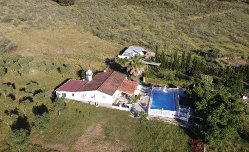 una vista aérea de una casa con piscina en La Blanca de Aroche, en Aroche