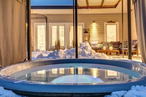 een bad bedekt met sneeuw in een huis bij Bajorų sodyba in Padvarionys