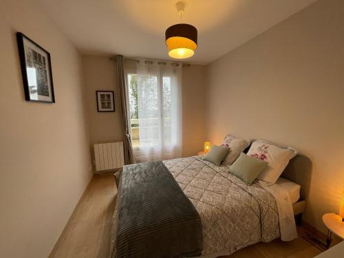 - une chambre avec un lit et une fenêtre dans l'établissement Appartement moderne cœur des châteaux de la Loire - Parking, à Blois