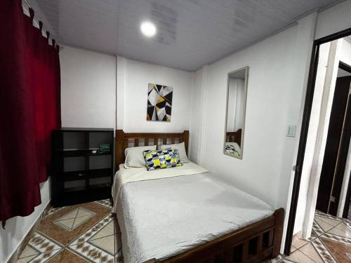 ein kleines Schlafzimmer mit einem Bett und einem Fenster in der Unterkunft Casita de Campo in Sardinal