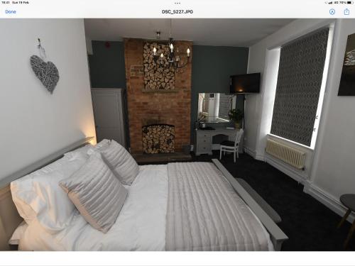 a bedroom with a large white bed in a room at Beautiful apartment in Sleaford in Sleaford