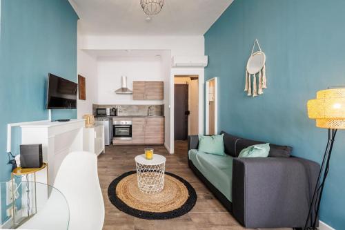un salon avec un canapé et une table dans l'établissement Au coeur du panier T2 climatisé et tout équipé, à Marseille