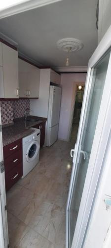 une cuisine avec un lave-linge et un lave-linge dans l'établissement omar, à Basaksehir