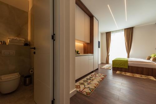 Voodi või voodid majutusasutuse Apartments EMERALD Free Garage Parking toas