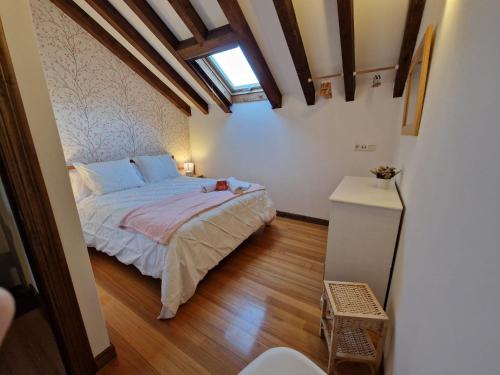 1 dormitorio con 1 cama y suelo de madera en "CHALET A ESTRENAR" MIRADOR DE LA VENTOSA-Potes, en Ojedo