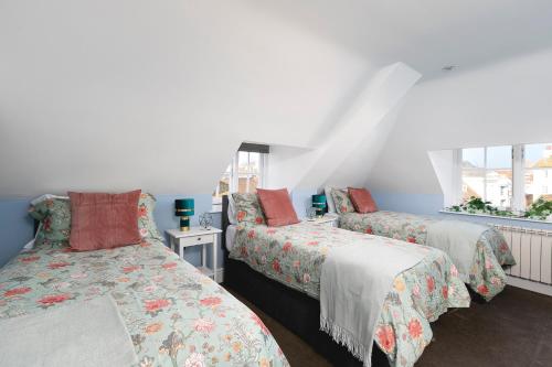 Tempat tidur dalam kamar di Brighton Lanes 3BR Apartment