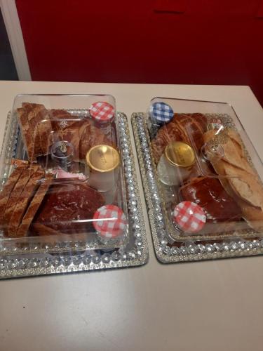 zwei Plastiktüten mit Lebensmitteln auf einem Tisch in der Unterkunft Loft Spa Led & bo in Thaon-les-Vosges
