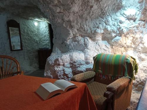 une chambre avec une table, un livre et une chaise dans l'établissement Mirasierra, à Bedmar