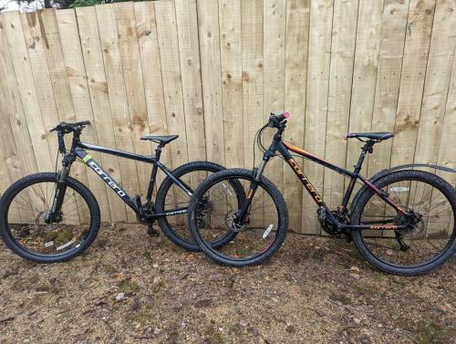 duas bicicletas estacionadas ao lado de uma cerca de madeira em The Best Moments Start Here em Corrie