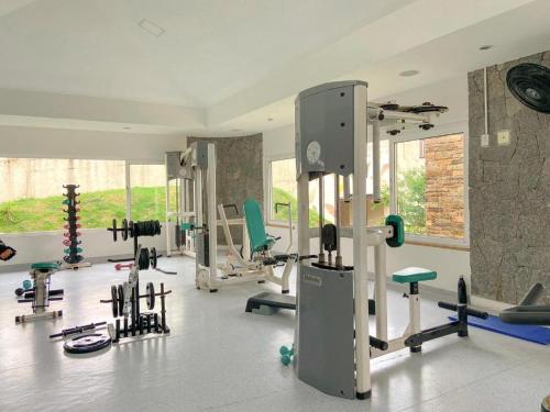 un gimnasio con un montón de equipamiento en una habitación en Búzios Beach Resort, en Búzios