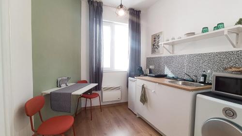 eine kleine Küche mit einem Tisch und einem Waschbecken in der Unterkunft Apartment Balabanov in Warna