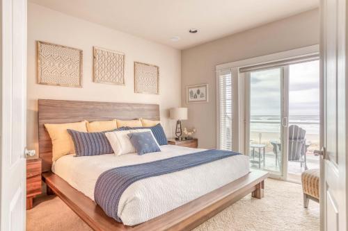 ロックアウェイ・ビーチにあるAlpine Shores - Meredith Lodgingのベッドがあり海が見える寝室