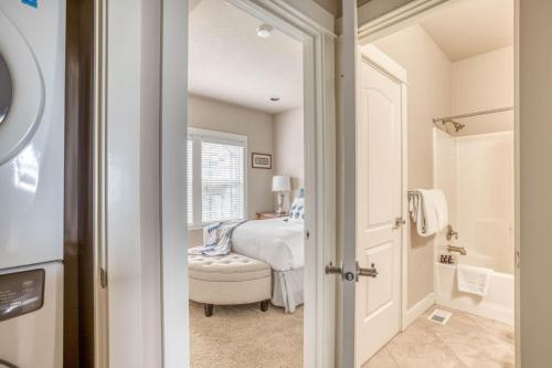 ロックアウェイ・ビーチにあるAlpine Shores - Meredith Lodgingのベッドとバスルームのある寝室