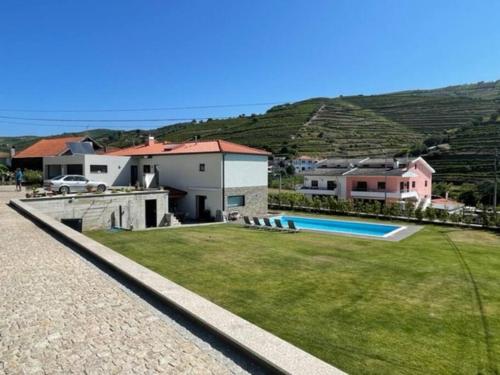 a house with a yard with a swimming pool at Villa avec piscine dans la région du Douro in Loureiro