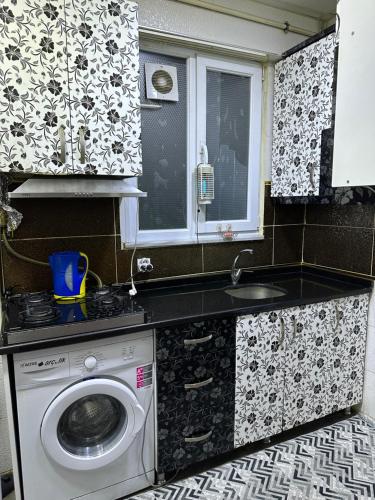a kitchen with a washing machine and a sink at AKSARAY METRO ALANI in Istanbul