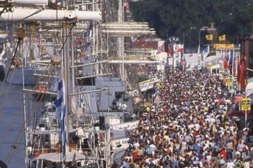 a large crowd of people standing near boats at aestival at La framboisette in Le Vaudreuil
