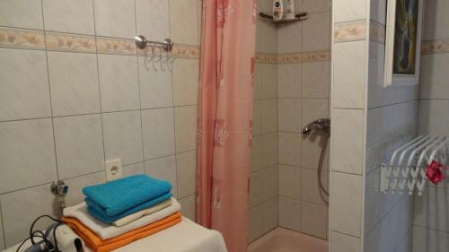 Kylpyhuone majoituspaikassa Valloris Apartments