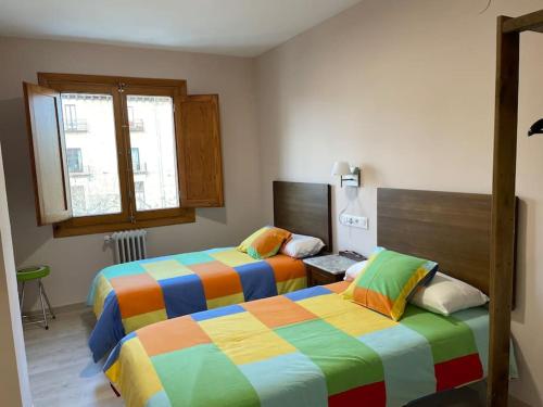 two beds in a room with two beds sidx sidx sidx at Morella, confort y excelentes vistas Casa Joanes in Morella