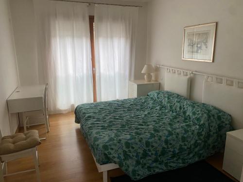 une chambre avec un lit, un bureau et une fenêtre dans l'établissement La casa di Giacomo con parcheggio, à Trieste
