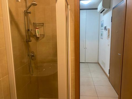 une salle de bain avec une douche avec une porte vitrée dans l'établissement La casa di Giacomo con parcheggio, à Trieste