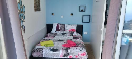 カップ・ダイユにあるAppartement Zen Costa Planaの小さなベッドルーム(ベッド1台付)