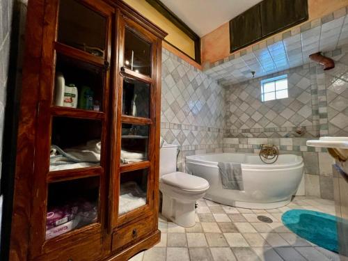 łazienka z wanną, toaletą i umywalką w obiekcie Όμορφο Κατάλυμα στην Άνω Πόλη Πάτρας w mieście Patras
