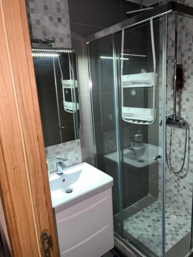 a bathroom with a glass shower and a sink at اقامة Mansbay in Mohammedia