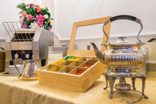 a table with a wooden box and a tea kettle at Hotel Royal in Bolsena
