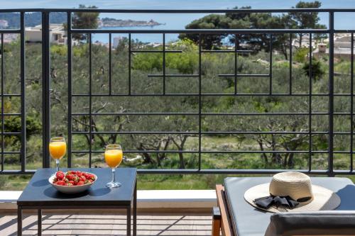 un tavolo con un cesto di frutta e due bicchieri di succo d'arancia di Villa Teraco a Makarska