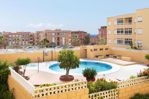 una piscina en la azotea de un edificio en Fantástico piso con piscina y balcón en el Medano, en El Médano