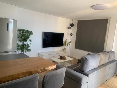 TV a/nebo společenská místnost v ubytování Fantástico piso con piscina y balcón en el Medano