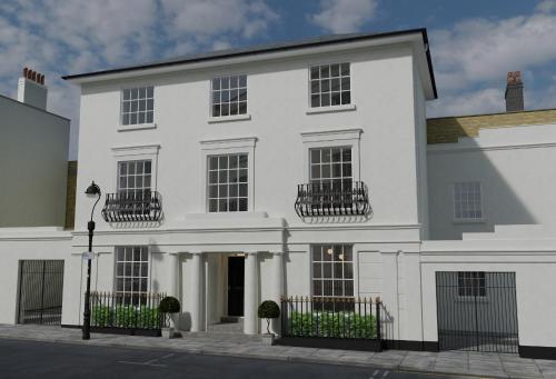 un edificio bianco con recinzioni nere davanti di No.4 Carlton a Southampton