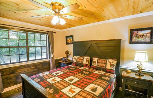 a bedroom with a bed and a wooden ceiling at Dollys Retreat in Pigeon Forge