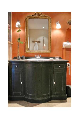 a bathroom with a sink and a mirror at Les Jardins de Sitaara in Cucuron