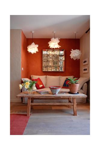 a living room with a couch and a table at Les Jardins de Sitaara in Cucuron