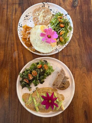 dos platos de comida en una mesa de madera en Hotel Boutique Casa Degollado, en Colima