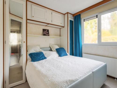 Postel nebo postele na pokoji v ubytování Lovely chalet in Hoek with terrace