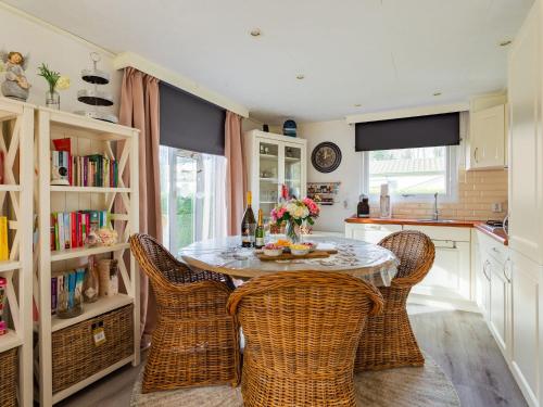 Gambar di galeri bagi Chalet near De Braakman Nature Reserve di Hoek