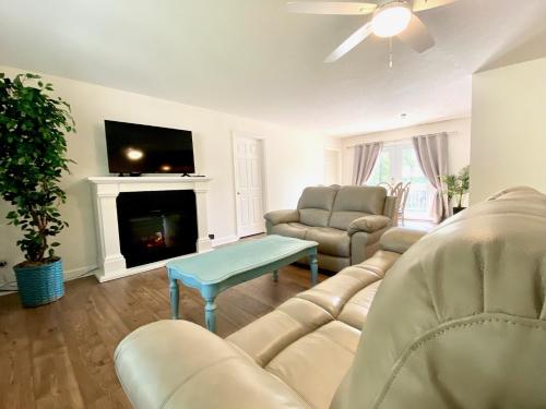 Posezení v ubytování Cozy three bedroom house with fireplace