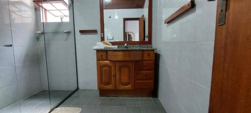 a bathroom with a sink and a shower at Encantos do mar in Arraial do Cabo
