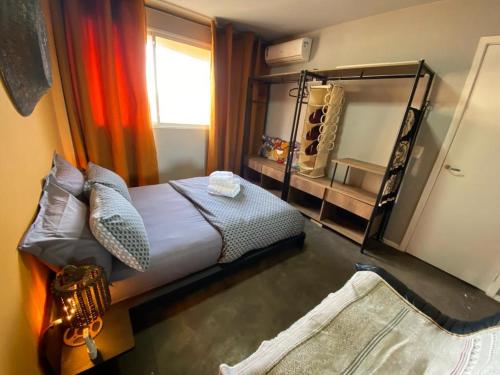 ein Schlafzimmer mit einem Bett und einem großen Spiegel in der Unterkunft Stylish Penthouse Apartment in Rio de Janeiro
