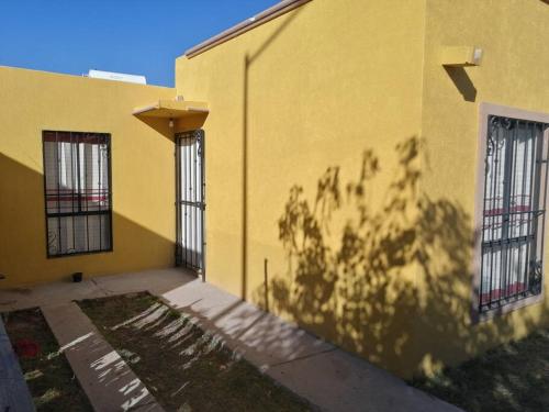 uma sombra de um edifício com duas janelas em Acogedora casa estilo mexicano em Dolores Hidalgo