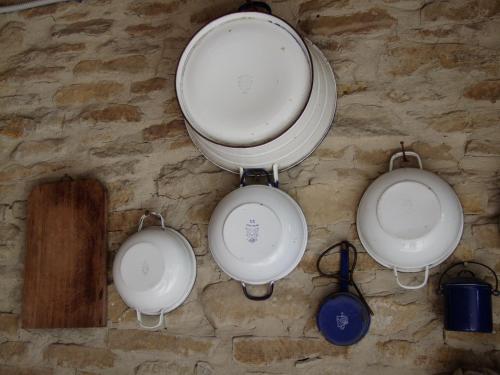 cuatro urinarios blancos colgando en una pared de piedra en Casa Branzele, en Trezzo Tinella