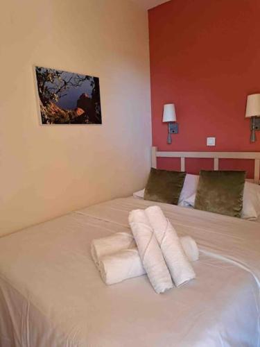 une chambre avec deux lits avec des serviettes dessus dans l'établissement Village pierre et vacances cap Estérel, vue mer et Estérel, classé 3 étoiles, à Agay