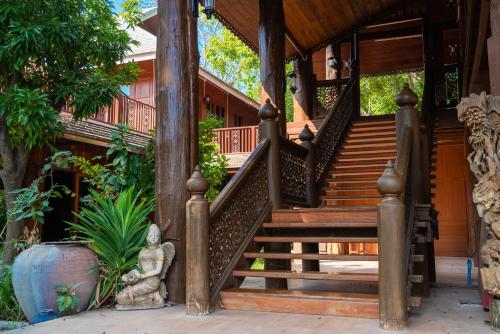 een trap naar een huis bij Sakk - Lanna Heritage Stay in Ban Mae Hom