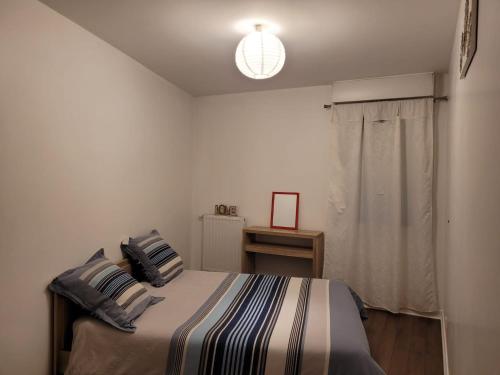 מיטה או מיטות בחדר ב-Boissy Gare RER A Appartement 1 à 3 chambres au choix
