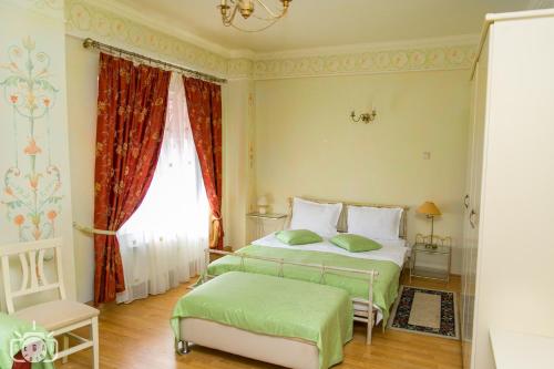una camera da letto con due letti e una finestra di Villa Tamara a Bucarest