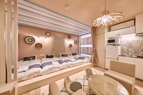 1 dormitorio con 1 cama grande en una habitación en Hotel TORACO konohana, en Osaka