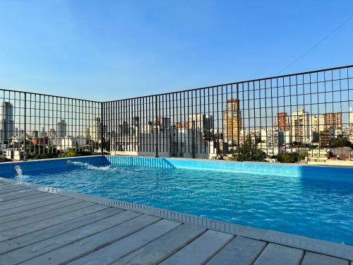 una piscina con vistas a la ciudad en Hermoso departamento en Palermo Soho en Buenos Aires